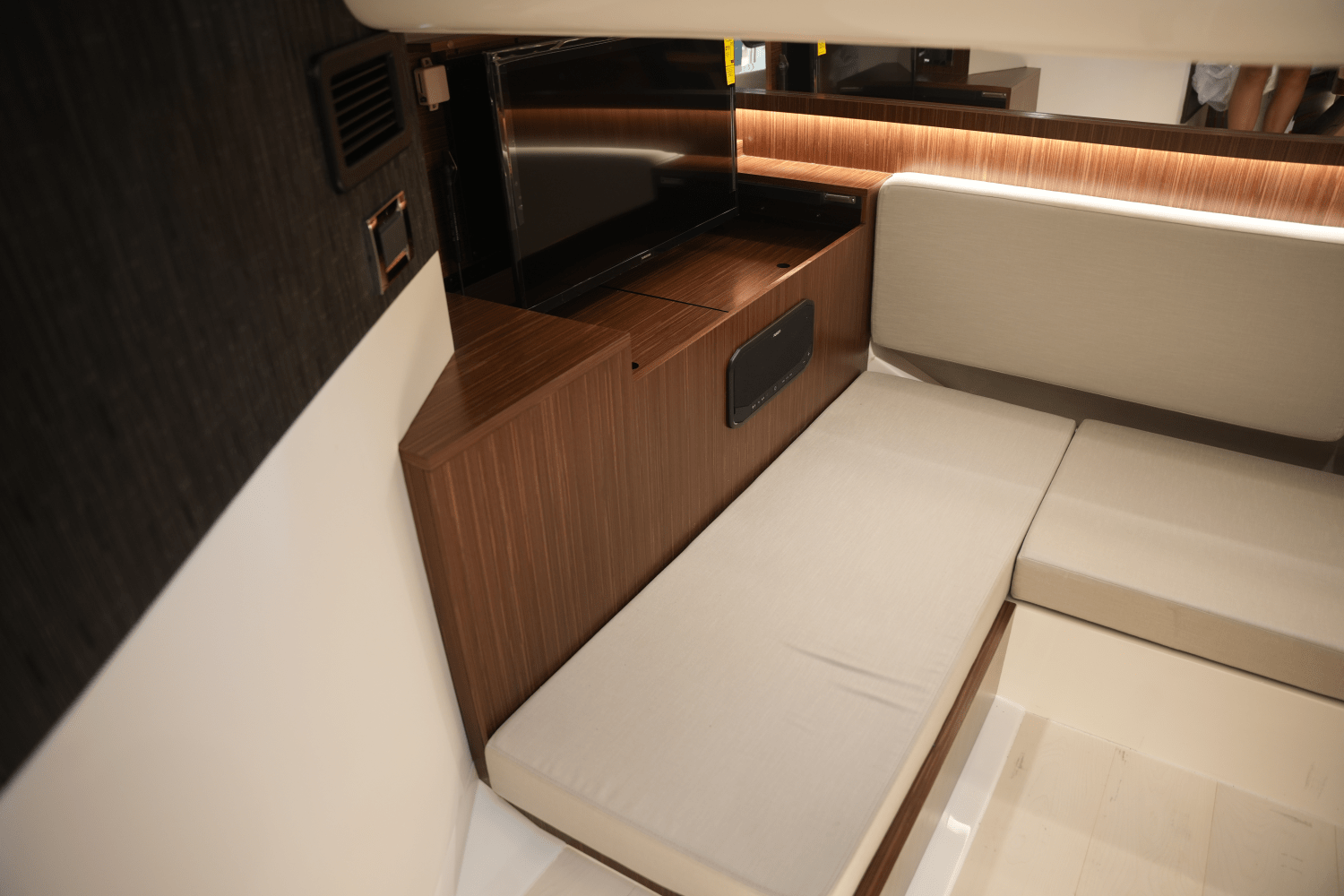 2025 Sea Ray Sundancer 370 Image Thumbnail #42