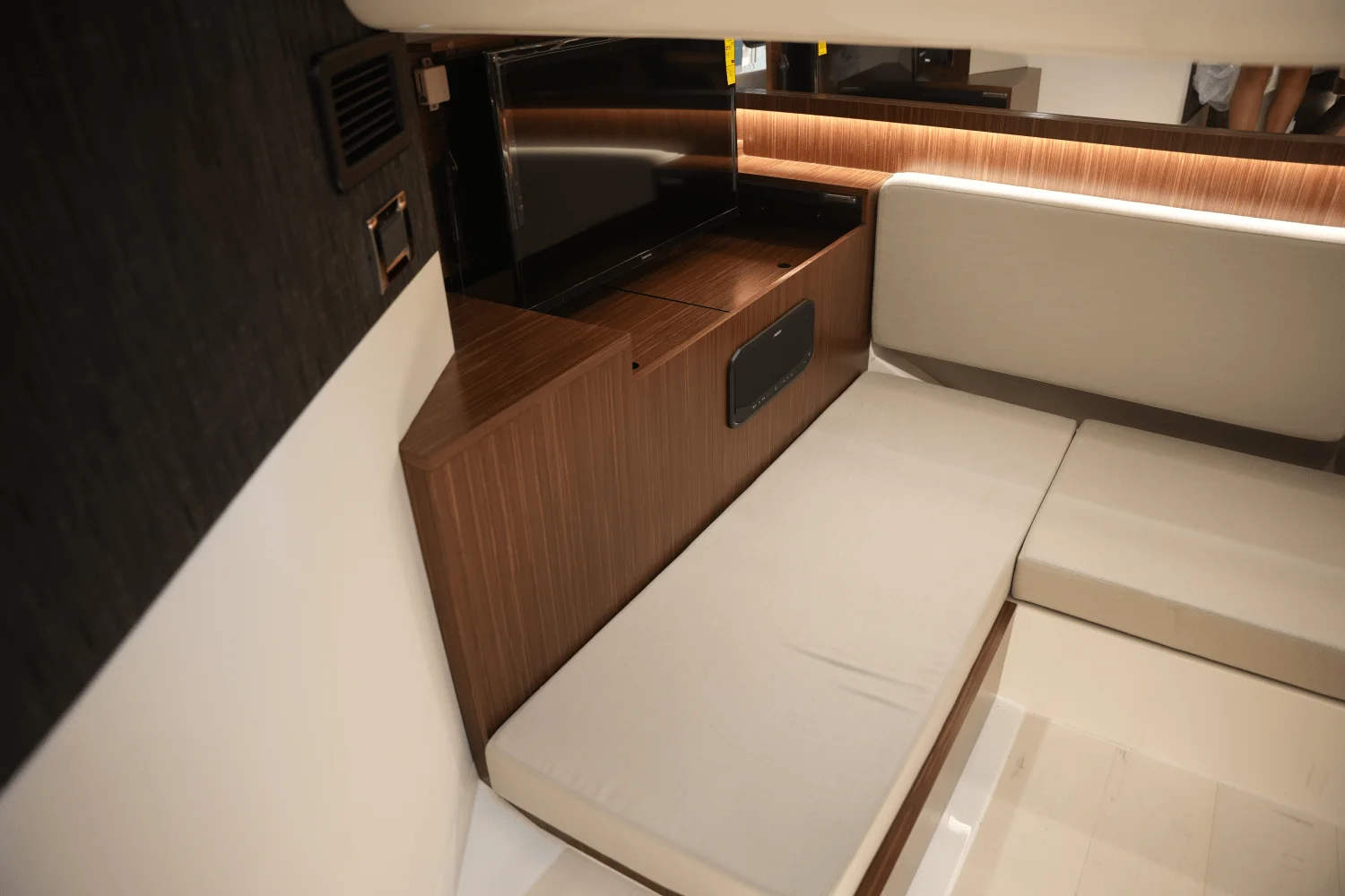 2025 Sea Ray Sundancer 370 Image Thumbnail #42