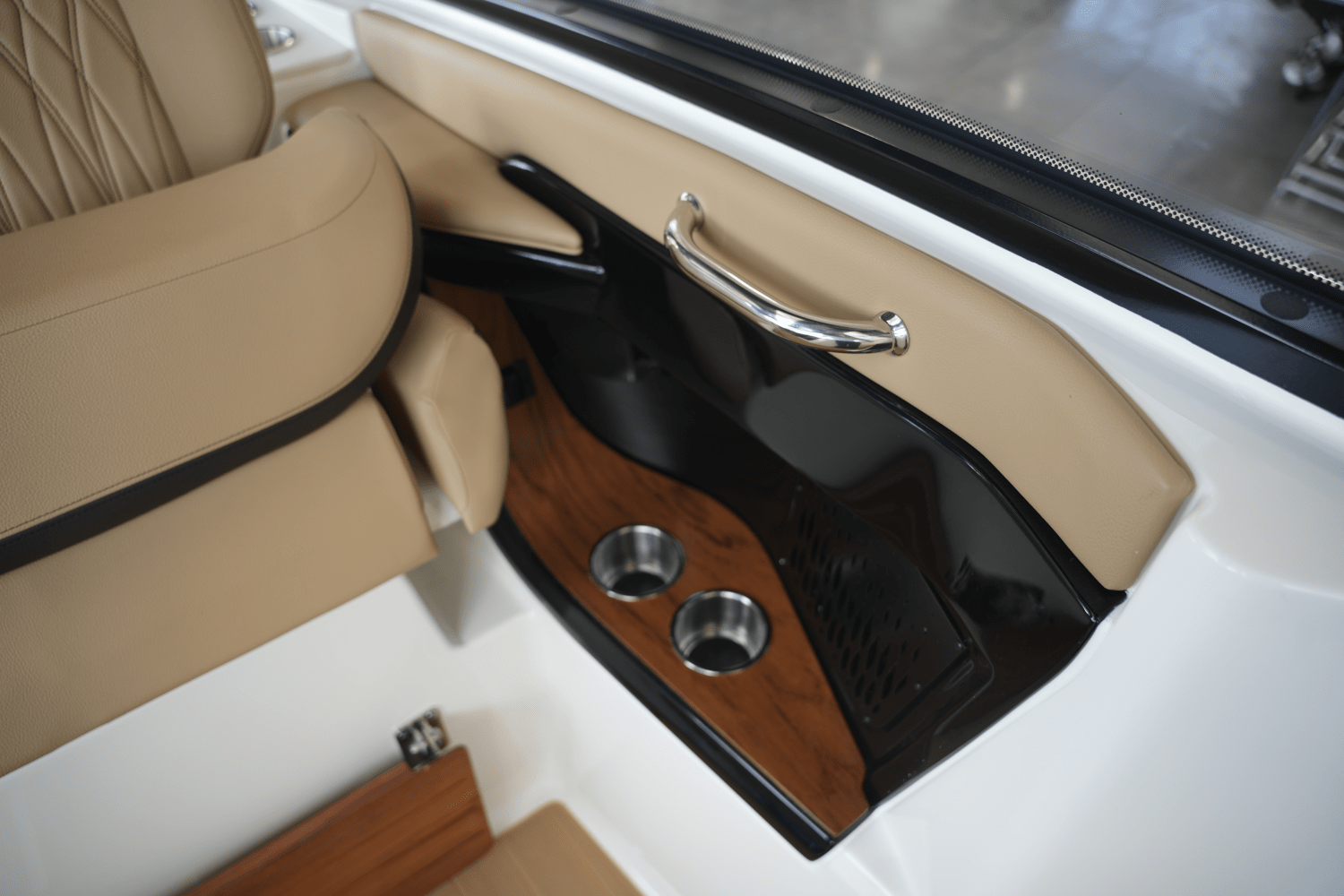 2025 Sea Ray Sundancer 370 Image Thumbnail #25