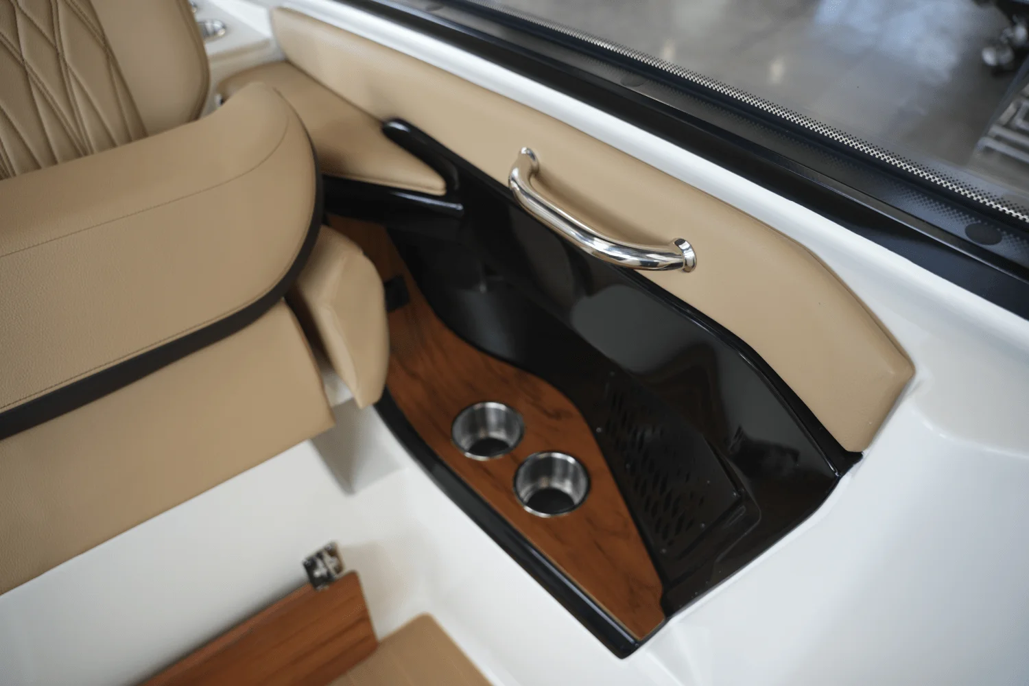 2025 Sea Ray Sundancer 370 Image Thumbnail #25