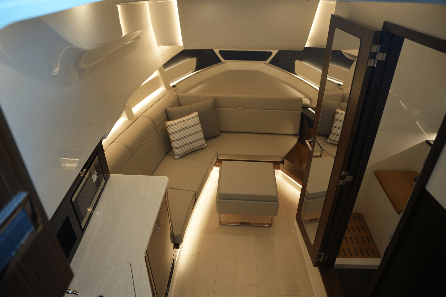 2025 Sea Ray Sundancer 370 Image Thumbnail #32