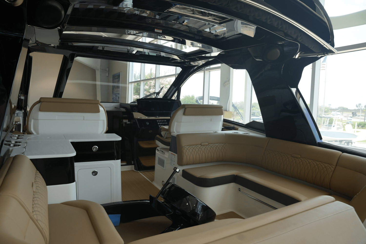 2025 Sea Ray Sundancer 370 Image Thumbnail #11