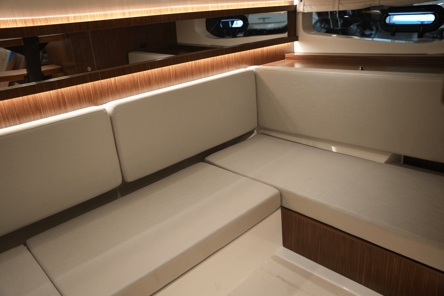 2025 Sea Ray Sundancer 370 Image Thumbnail #43