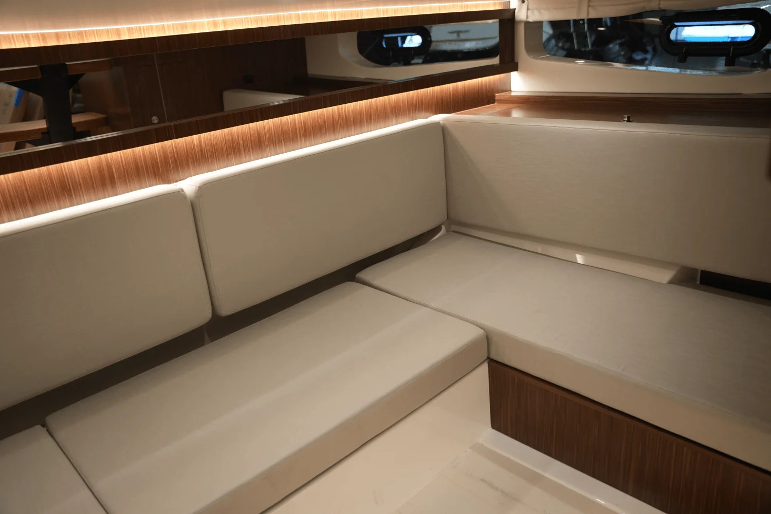 2025 Sea Ray Sundancer 370 Image Thumbnail #43