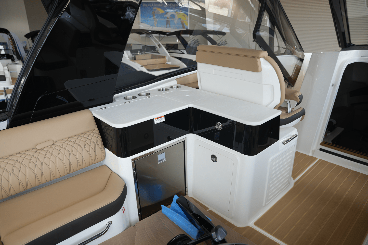 2025 Sea Ray Sundancer 370 Image Thumbnail #16