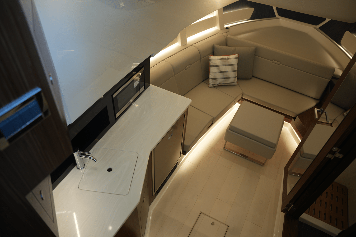 2025 Sea Ray Sundancer 370 Image Thumbnail #33