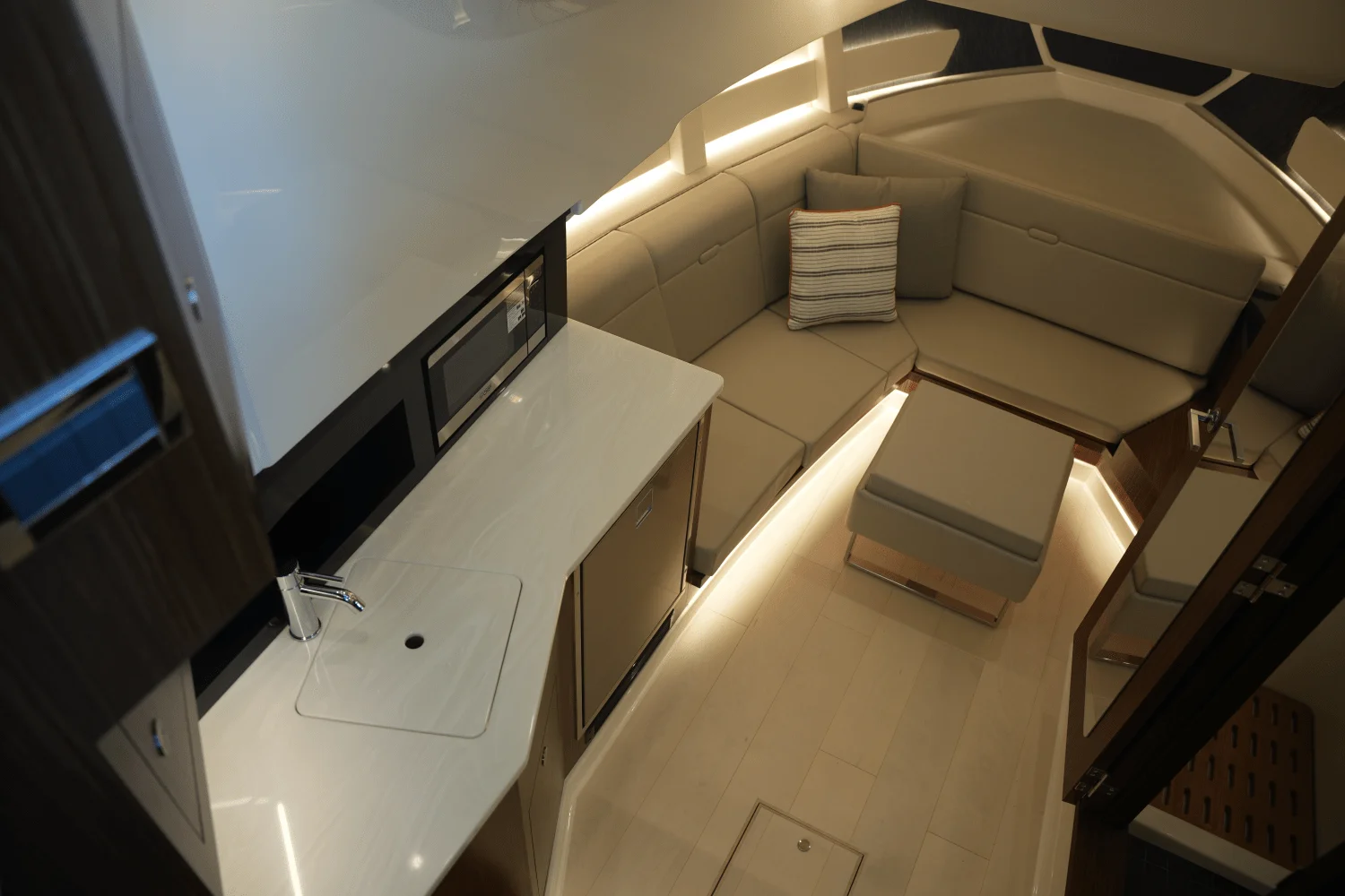 2025 Sea Ray Sundancer 370 Image Thumbnail #33