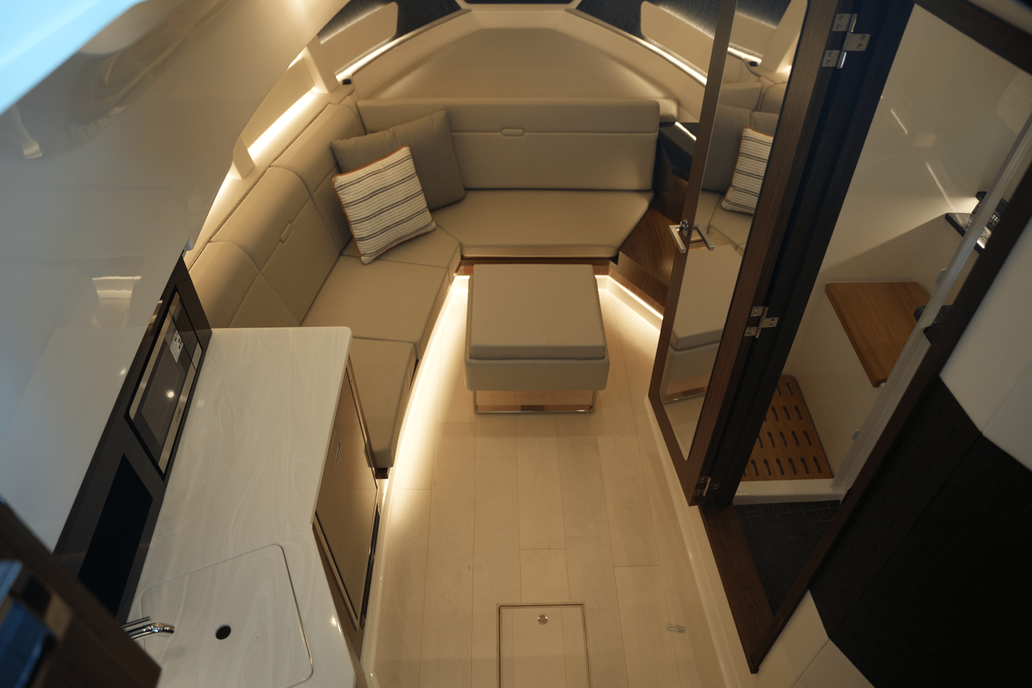 2025 Sea Ray Sundancer 370 Image Thumbnail #31