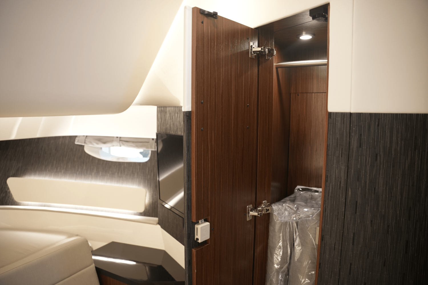 2025 Sea Ray Sundancer 370 Image Thumbnail #38