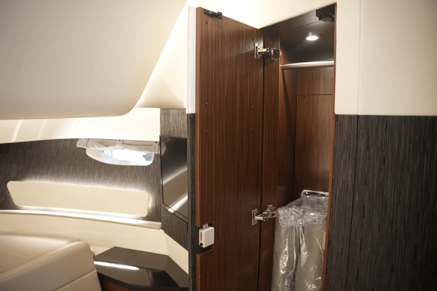 2025 Sea Ray Sundancer 370 Image Thumbnail #38