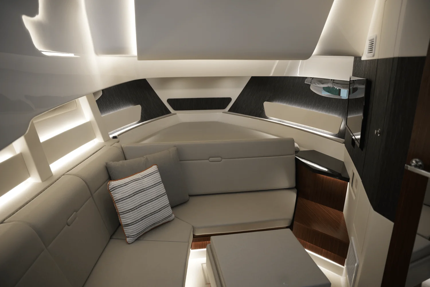 2025 Sea Ray Sundancer 370 Image Thumbnail #36