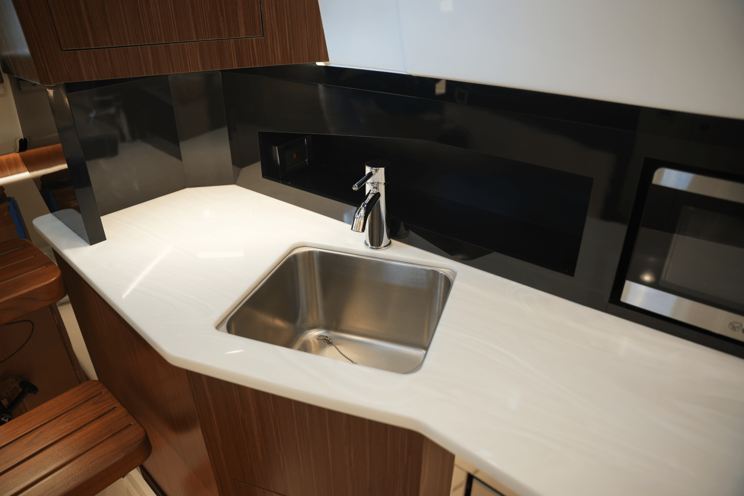 2025 Sea Ray Sundancer 370 Image Thumbnail #40