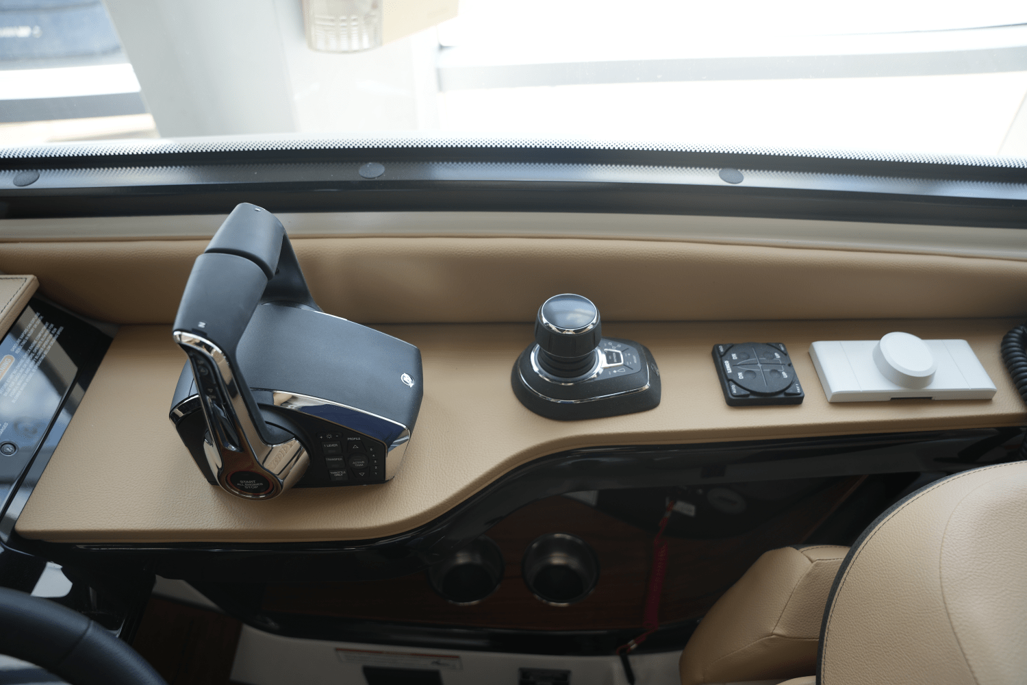 2025 Sea Ray Sundancer 370 Image Thumbnail #22