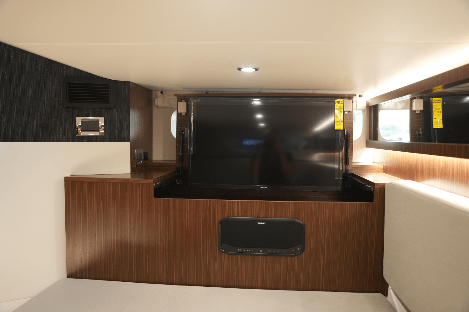 2025 Sea Ray Sundancer 370 Image Thumbnail #43