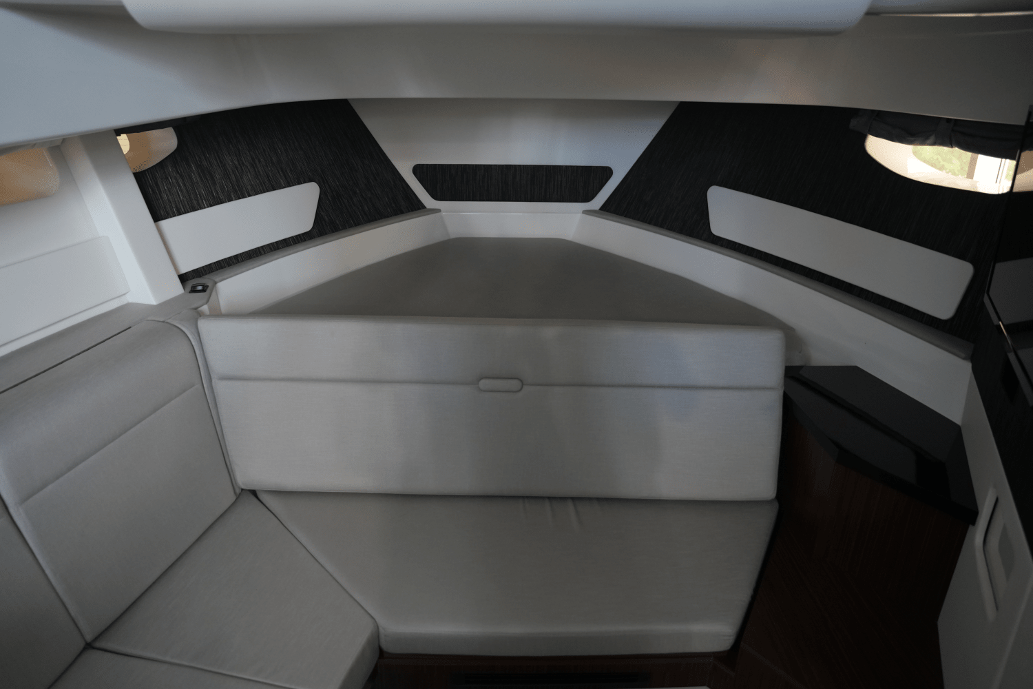 2025 Sea Ray Sundancer 370 Image Thumbnail #33