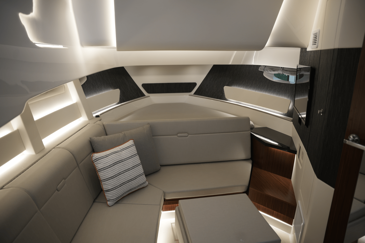 2025 Sea Ray Sundancer 370 Image Thumbnail #35