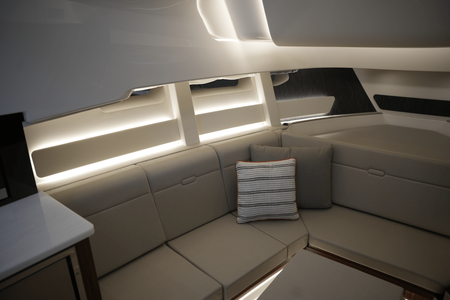 2025 Sea Ray Sundancer 370 Image Thumbnail #34