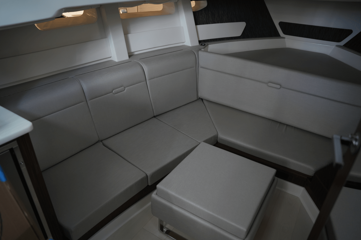 2025 Sea Ray Sundancer 370 Image Thumbnail #32