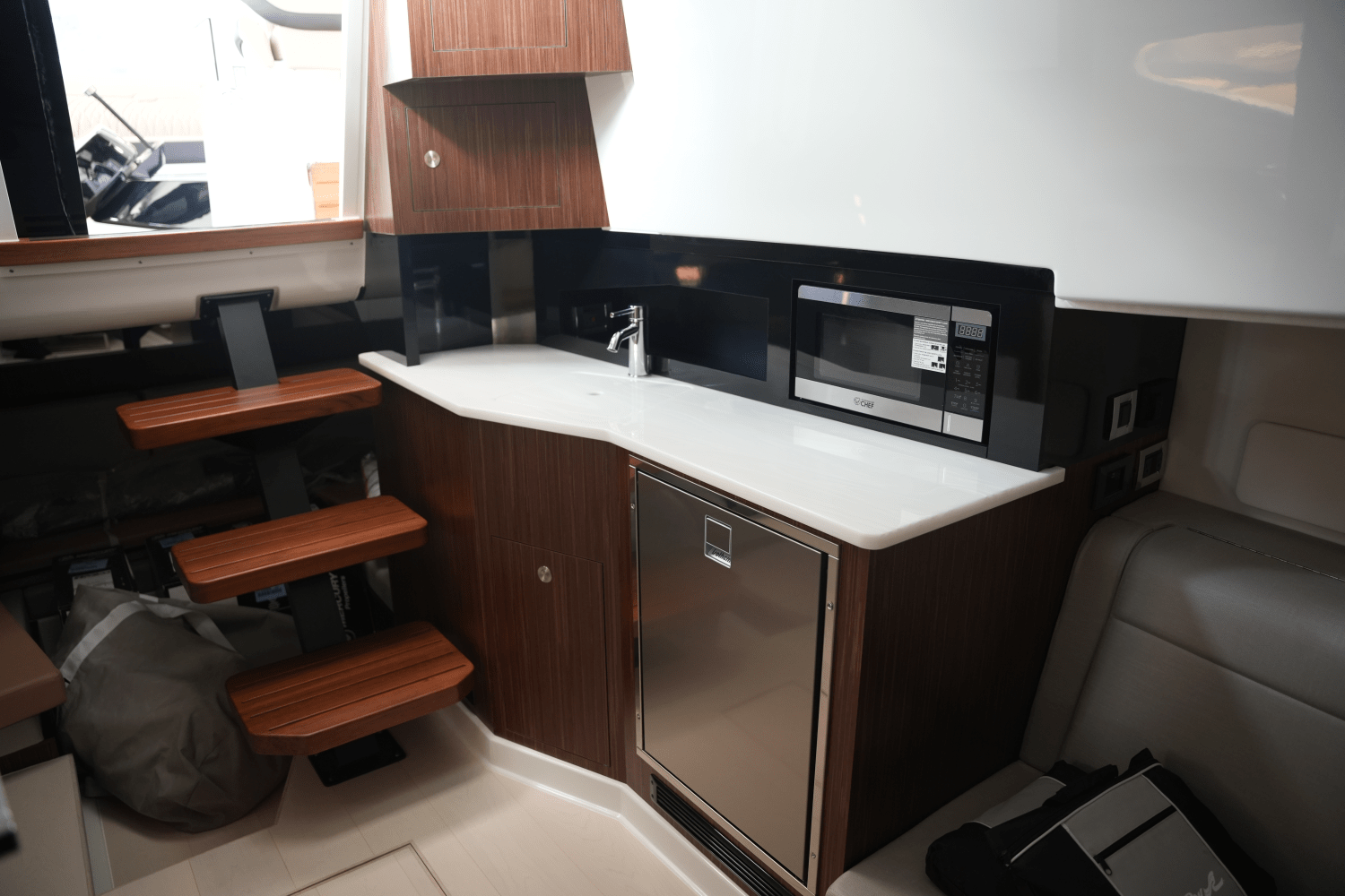 2025 Sea Ray Sundancer 370 Image Thumbnail #28