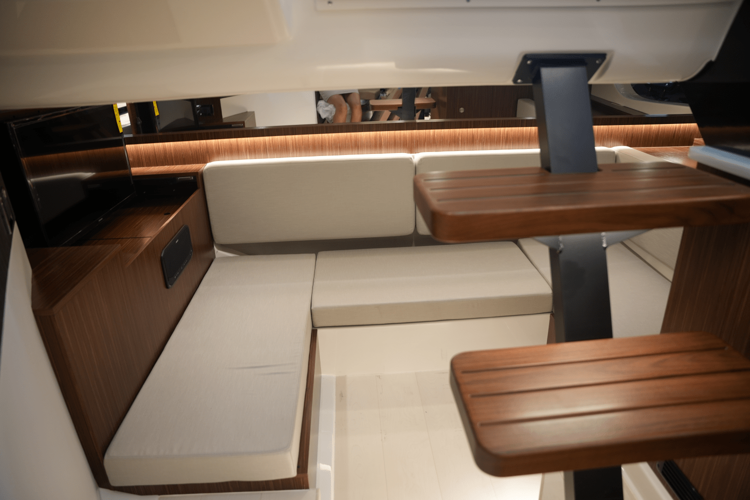 2025 Sea Ray Sundancer 370 Image Thumbnail #40
