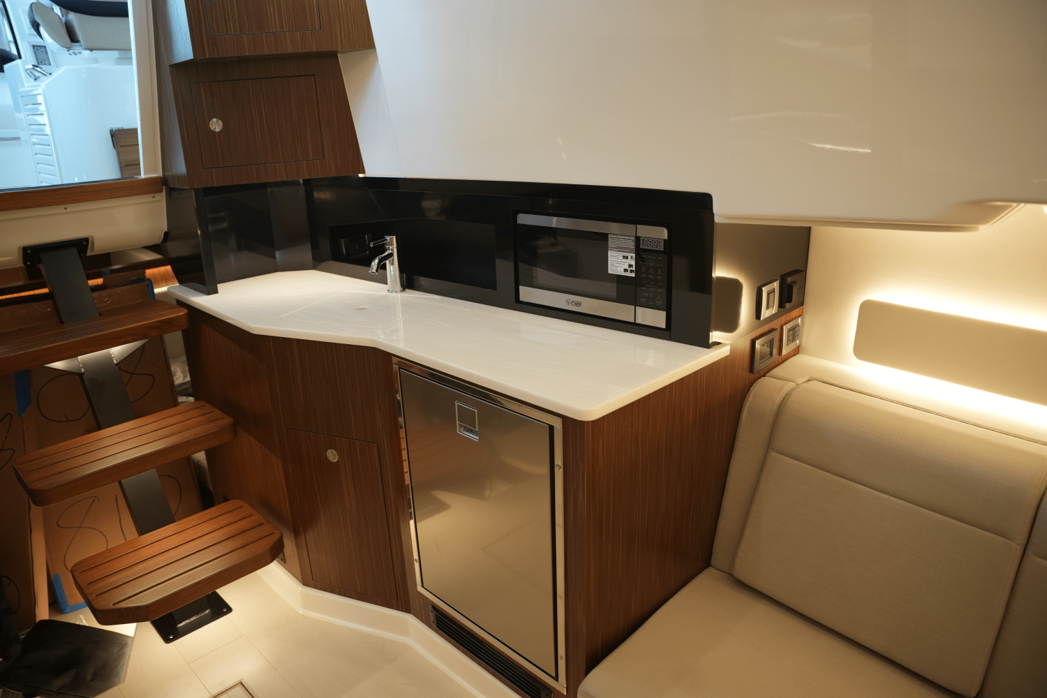 2025 Sea Ray Sundancer 370 Image Thumbnail #38