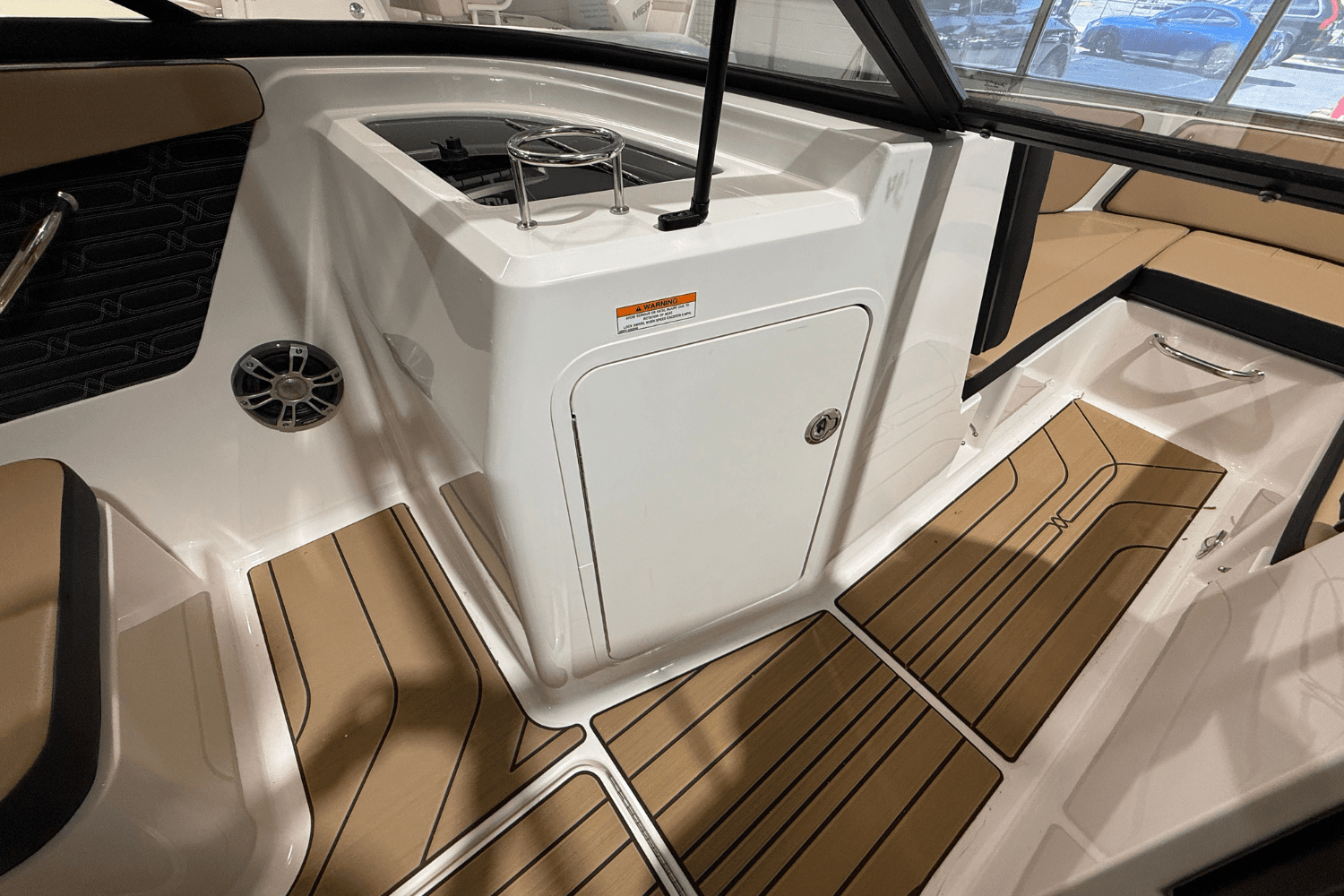 2025 Sea Ray SPX 210 Image Thumbnail #10