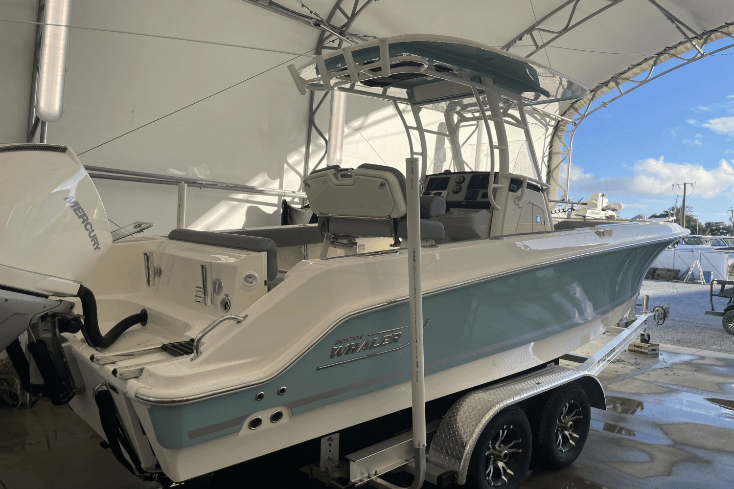 2024 Boston Whaler 230 OUTRAGE Image Thumbnail #3