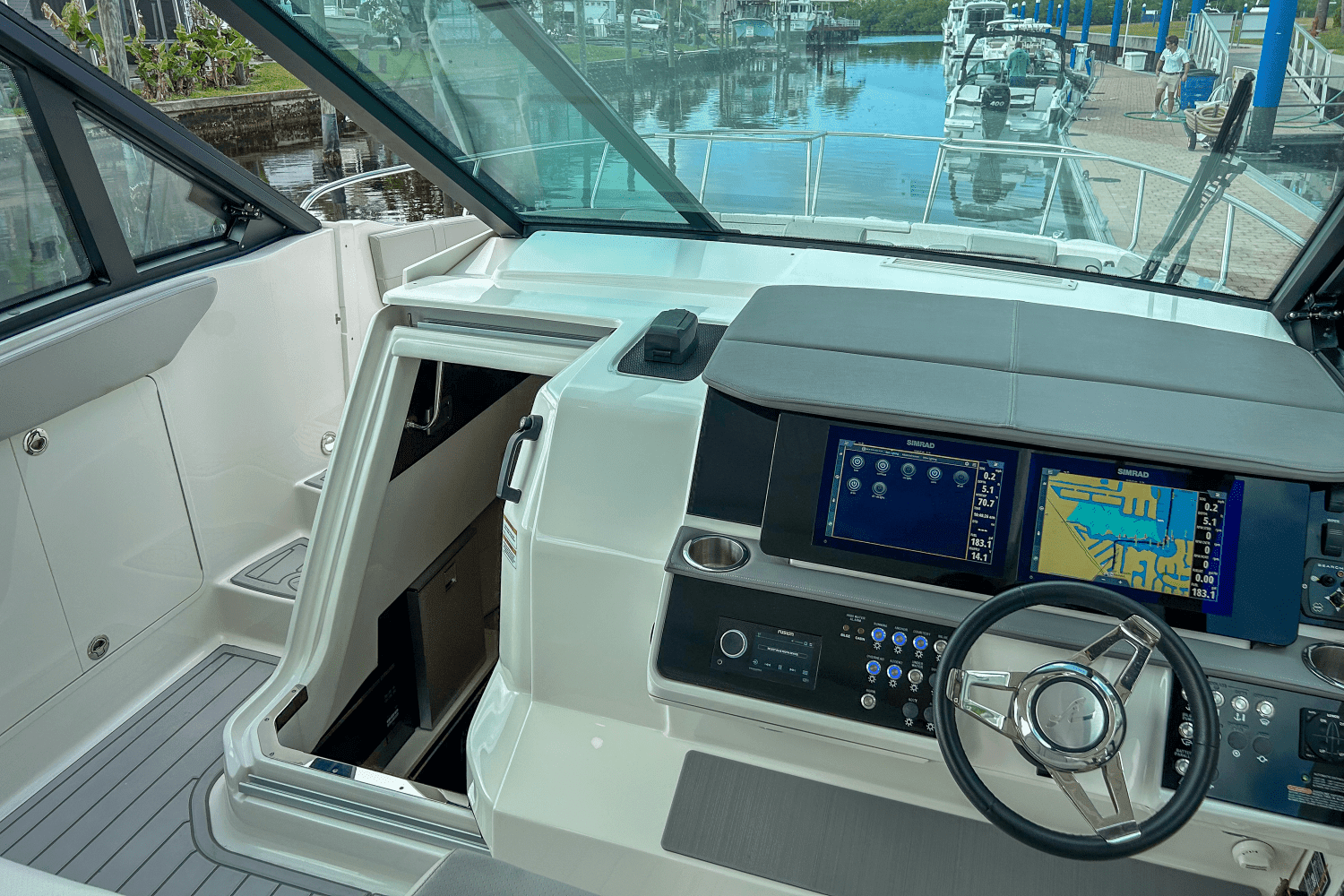 2023 Sea Ray 320 SUNDANCER OUTBOARD Image Thumbnail #21