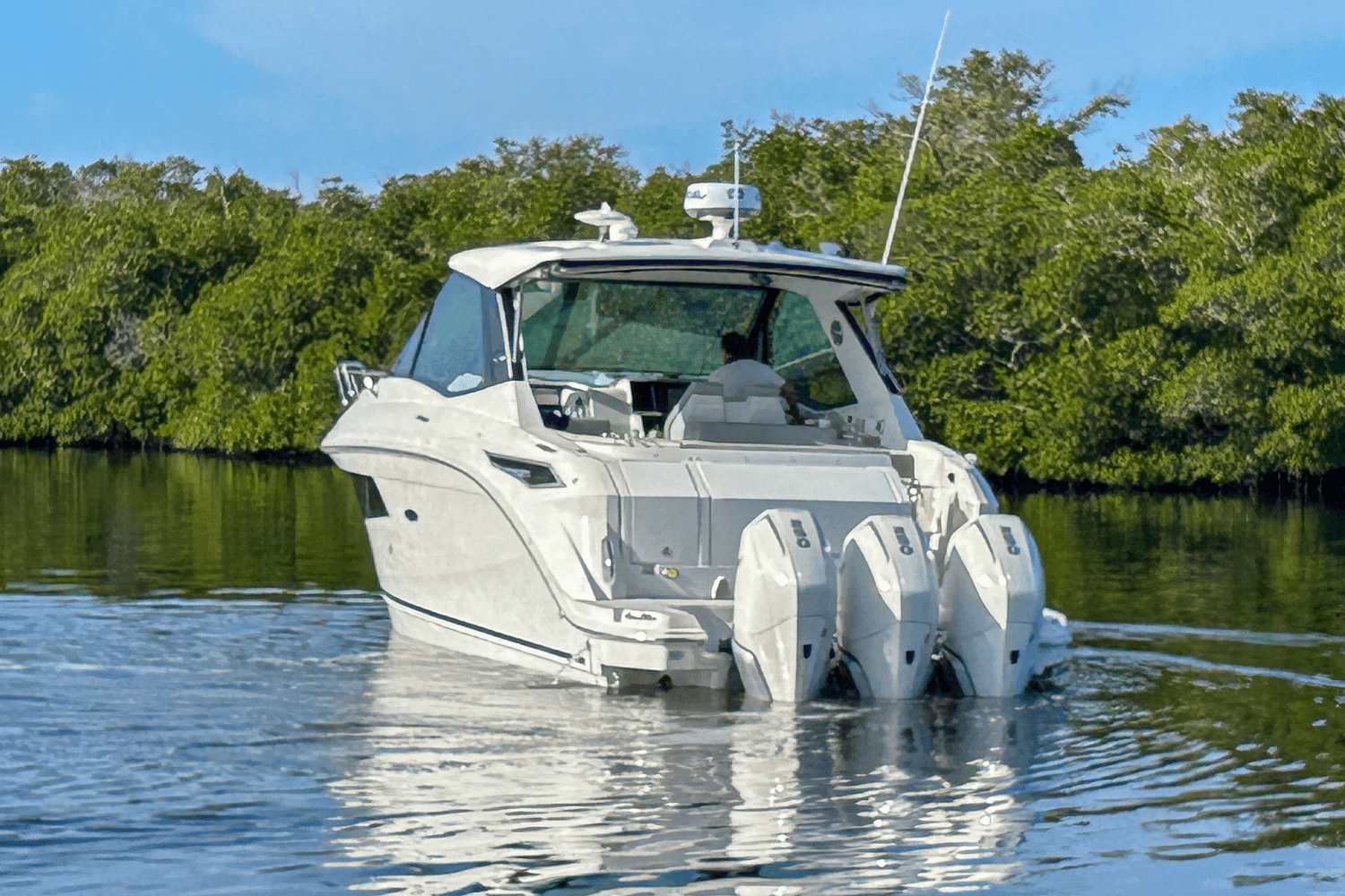 2023 Sea Ray 320 SUNDANCER OUTBOARD Image Thumbnail #1