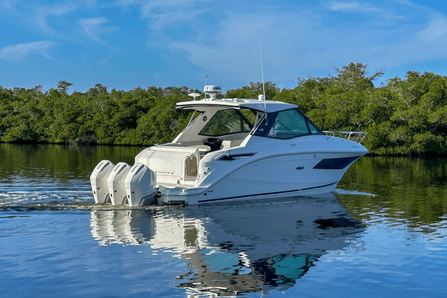 2023 Sea Ray 320 SUNDANCER OUTBOARD Image Thumbnail #4