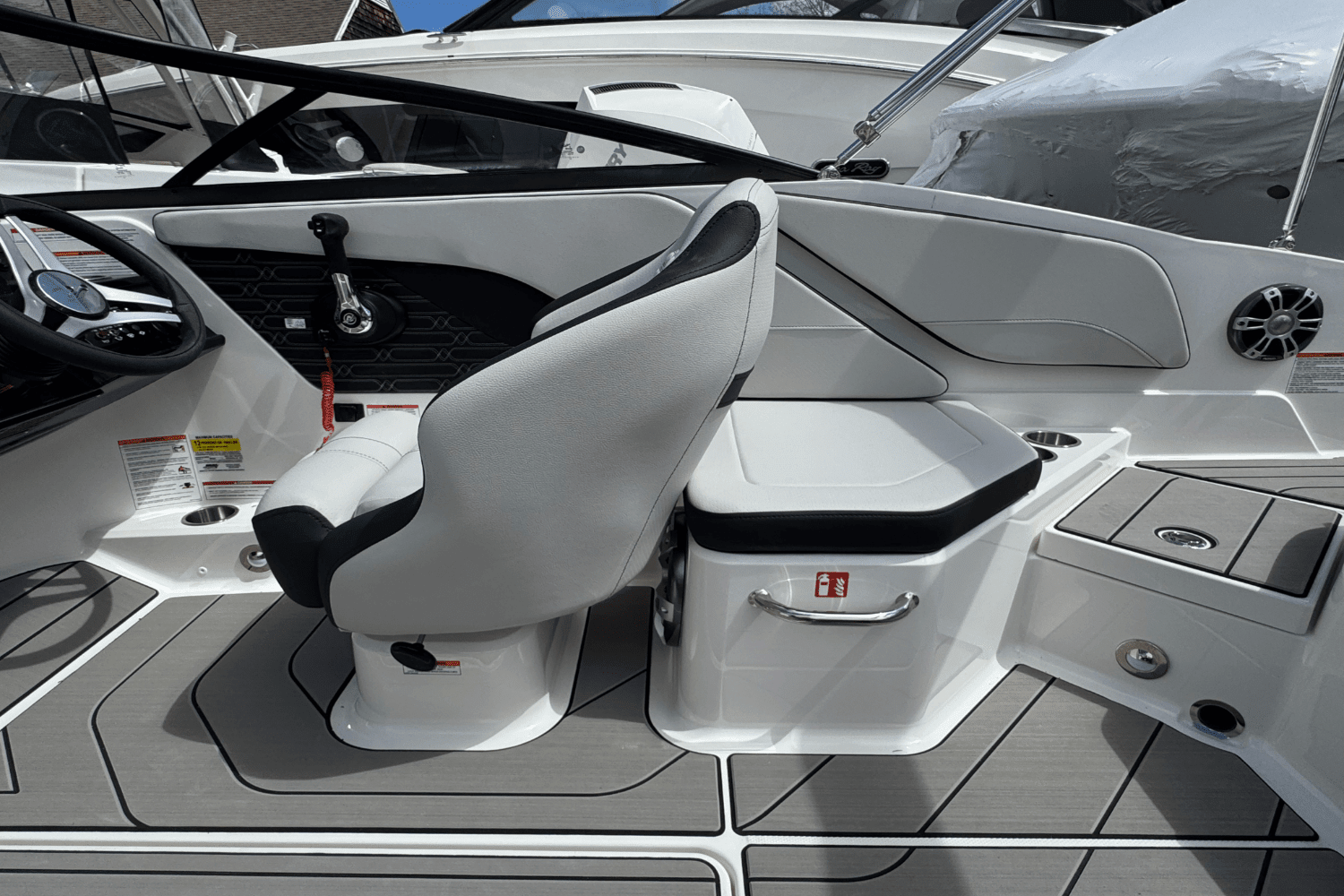 2025 Sea Ray SPX 210 Outboard Image Thumbnail #26