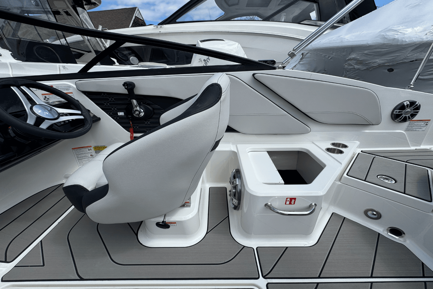 2025 Sea Ray SPX 210 Outboard Image Thumbnail #29
