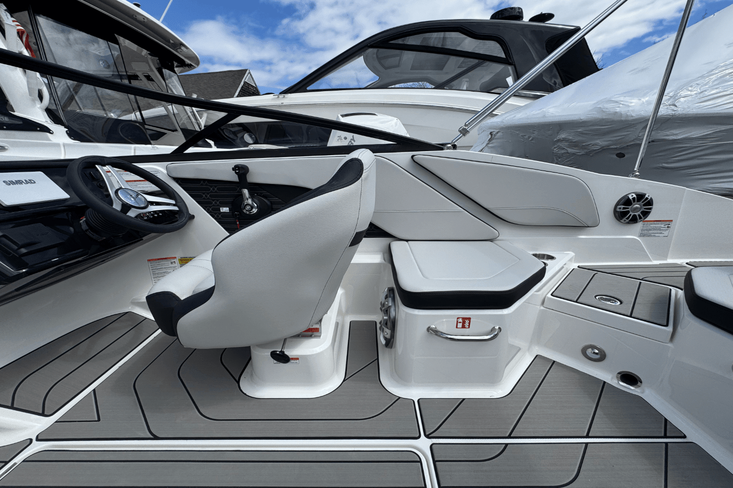2025 Sea Ray SPX 210 Outboard Image Thumbnail #28