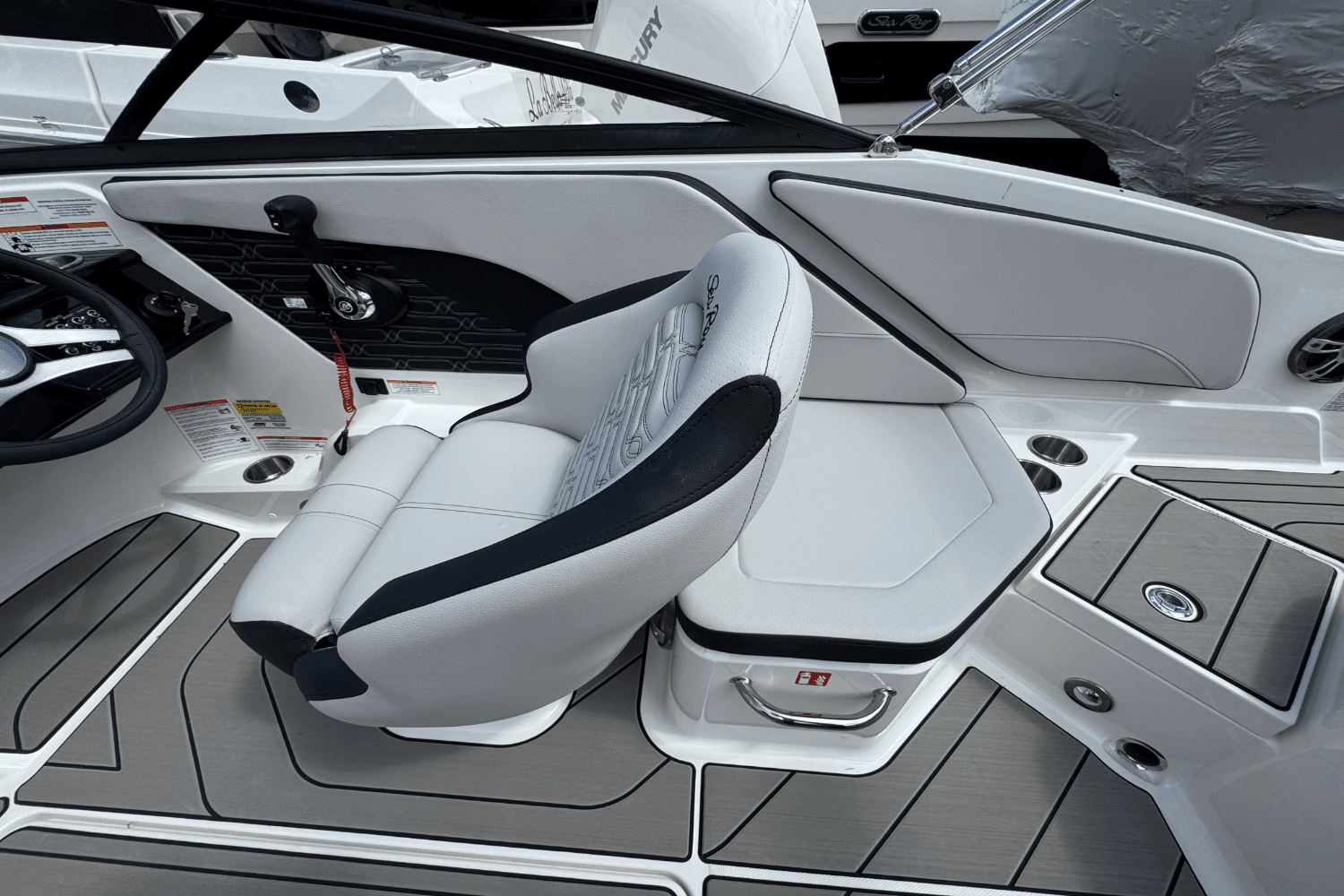 2025 Sea Ray SPX 210 Outboard Image Thumbnail #27