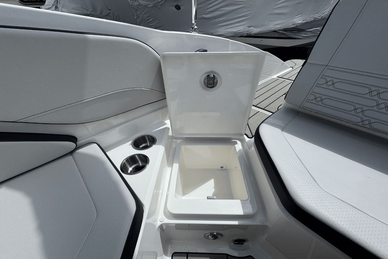 2025 Sea Ray SPX 210 Outboard Image Thumbnail #20