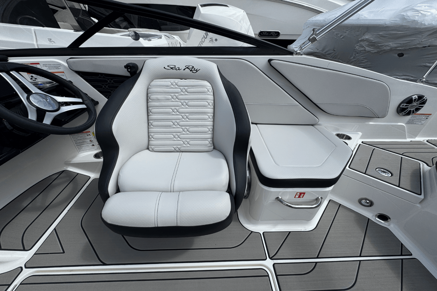 2025 Sea Ray SPX 210 Outboard Image Thumbnail #31