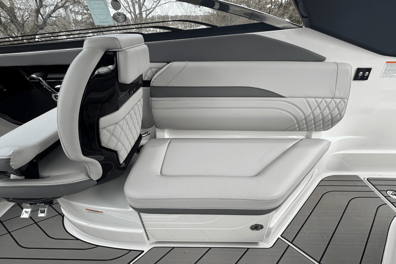 2025 Sea Ray SLX 260 Outboard Image Thumbnail #28