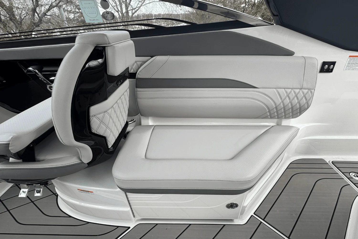 2025 Sea Ray SLX 260 Outboard Image Thumbnail #28