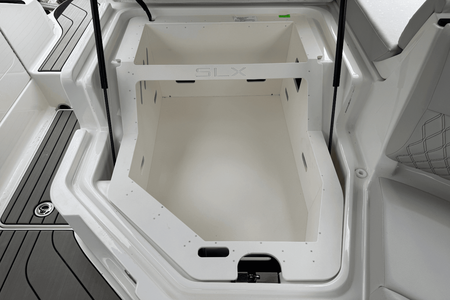 2025 Sea Ray SLX 260 Outboard Image Thumbnail #20