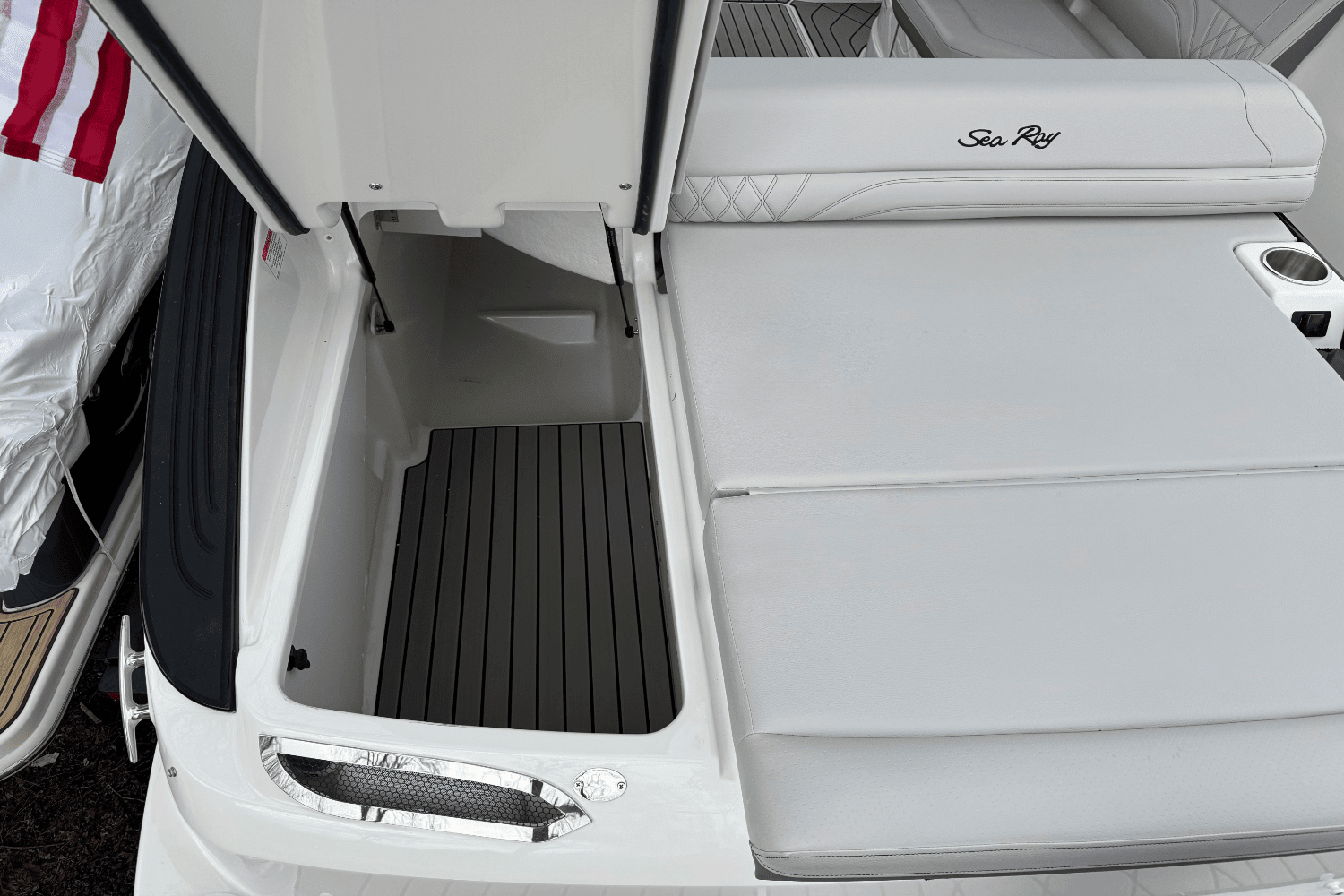 2025 Sea Ray SLX 260 Outboard Image Thumbnail #11