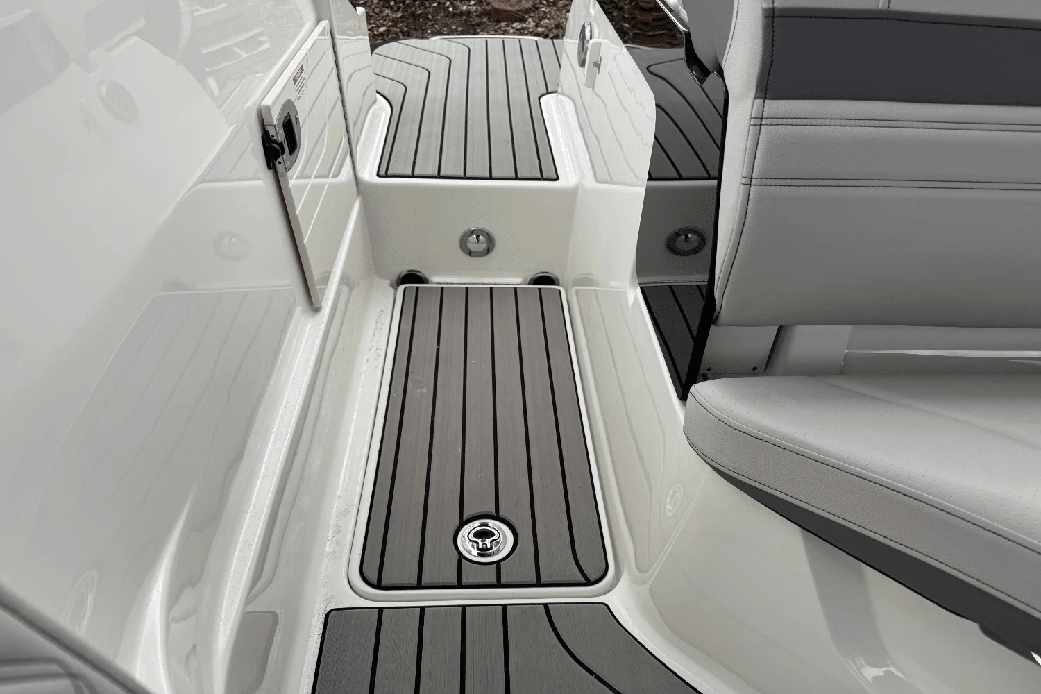 2025 Sea Ray SLX 260 Outboard Image Thumbnail #16