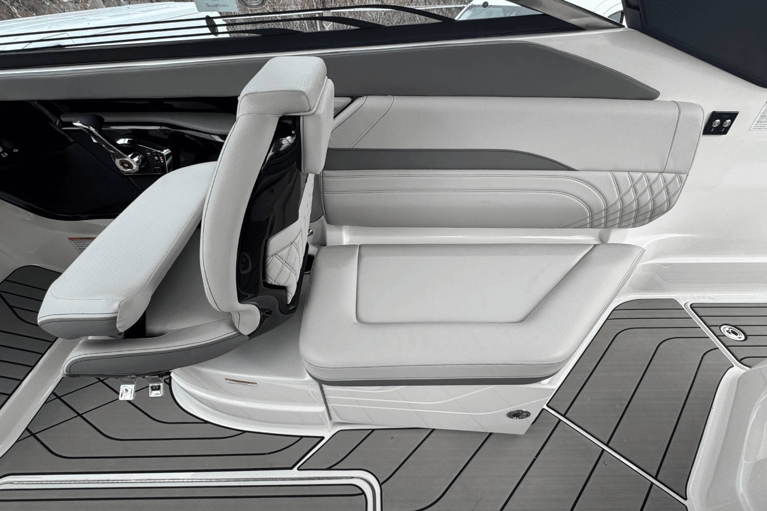 2025 Sea Ray SLX 260 Outboard Image Thumbnail #25