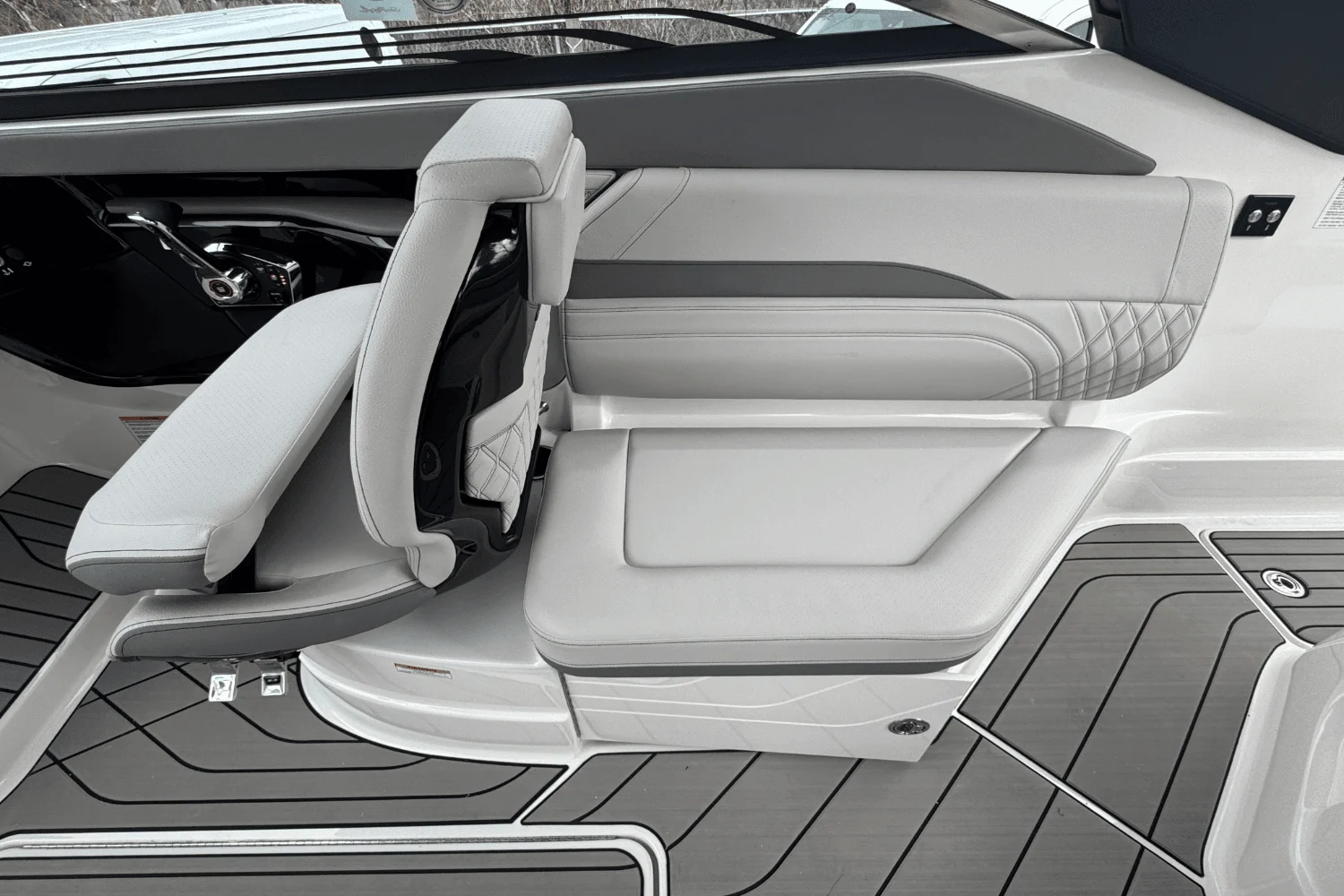 2025 Sea Ray SLX 260 Outboard Image Thumbnail #25