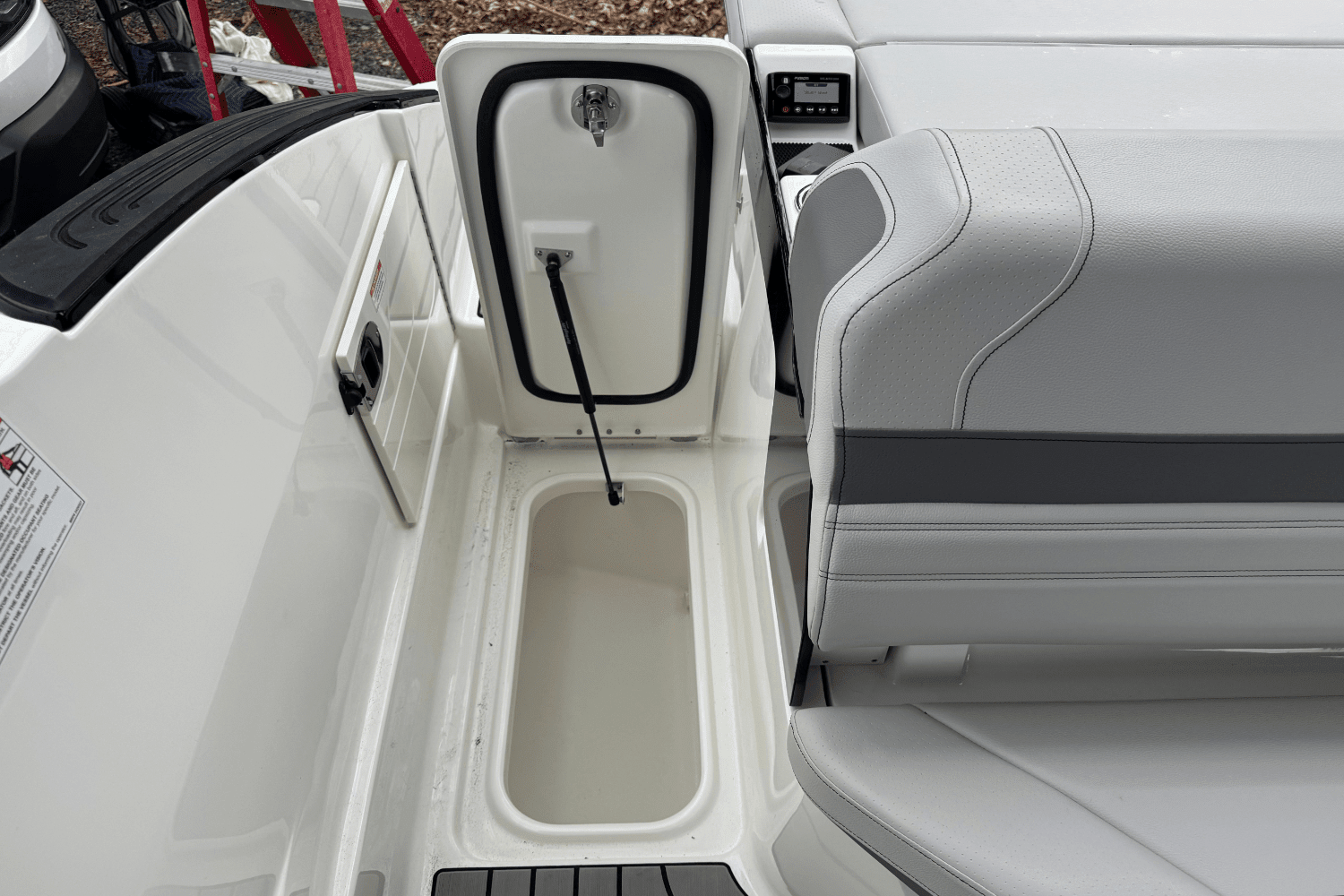 2025 Sea Ray SLX 260 Outboard Image Thumbnail #17