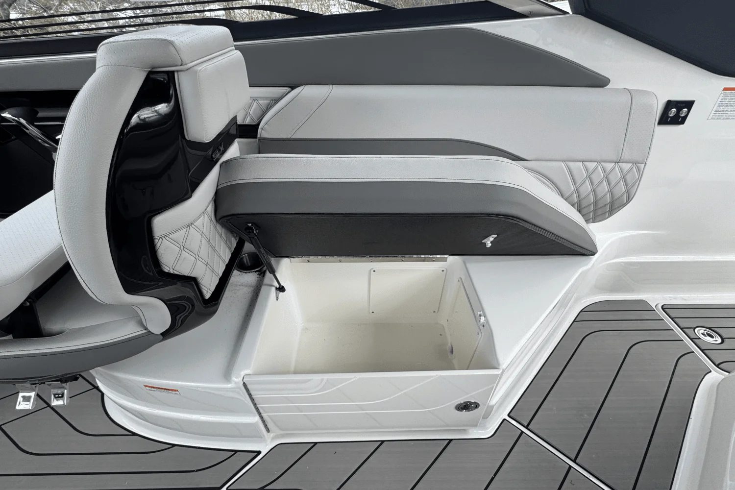 2025 Sea Ray SLX 260 Outboard Image Thumbnail #27