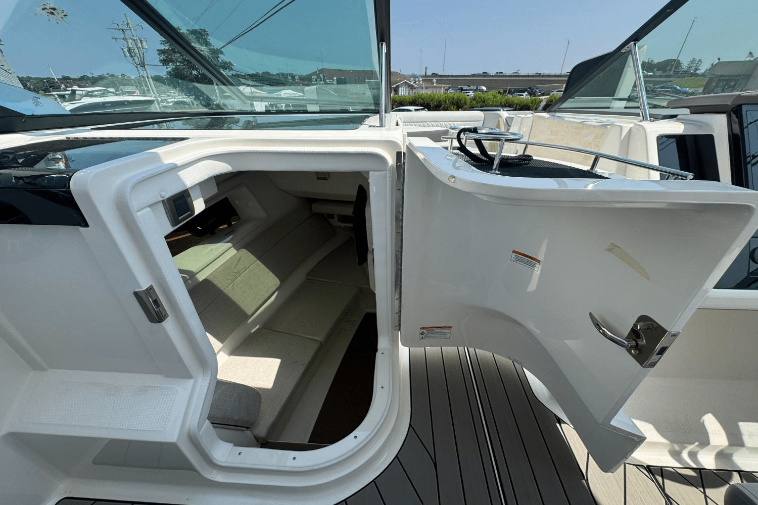 2025 Sea Ray SLX 350 Outboard Image Thumbnail #22