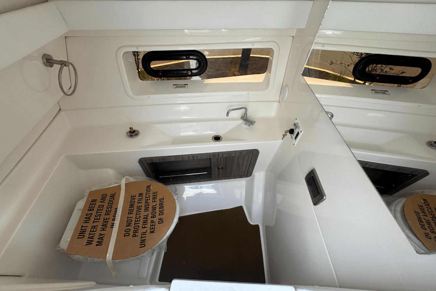 2025 Sea Ray SLX 350 Outboard Image Thumbnail #28