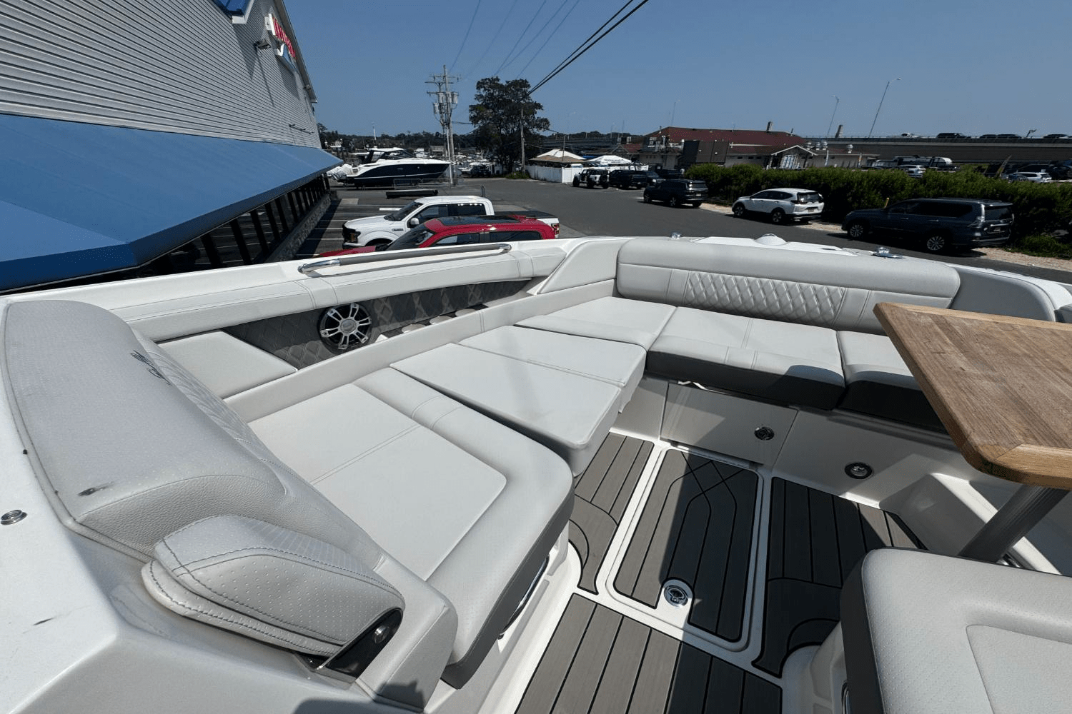 2025 Sea Ray SLX 350 Outboard Image Thumbnail #32