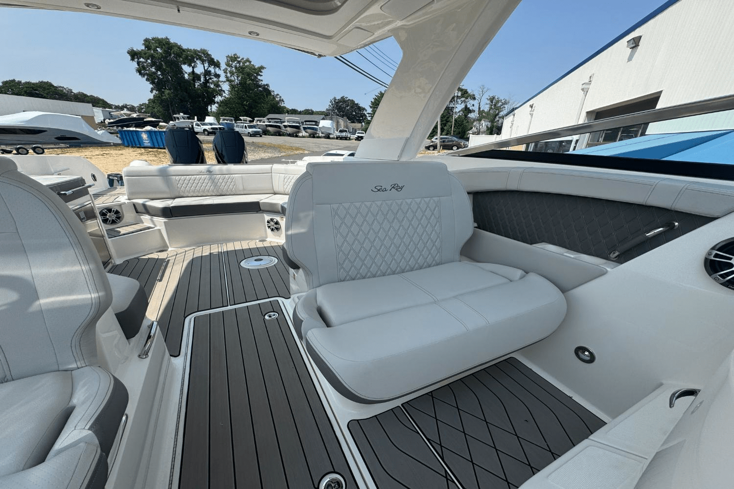 2025 Sea Ray SLX 350 Outboard Image Thumbnail #20