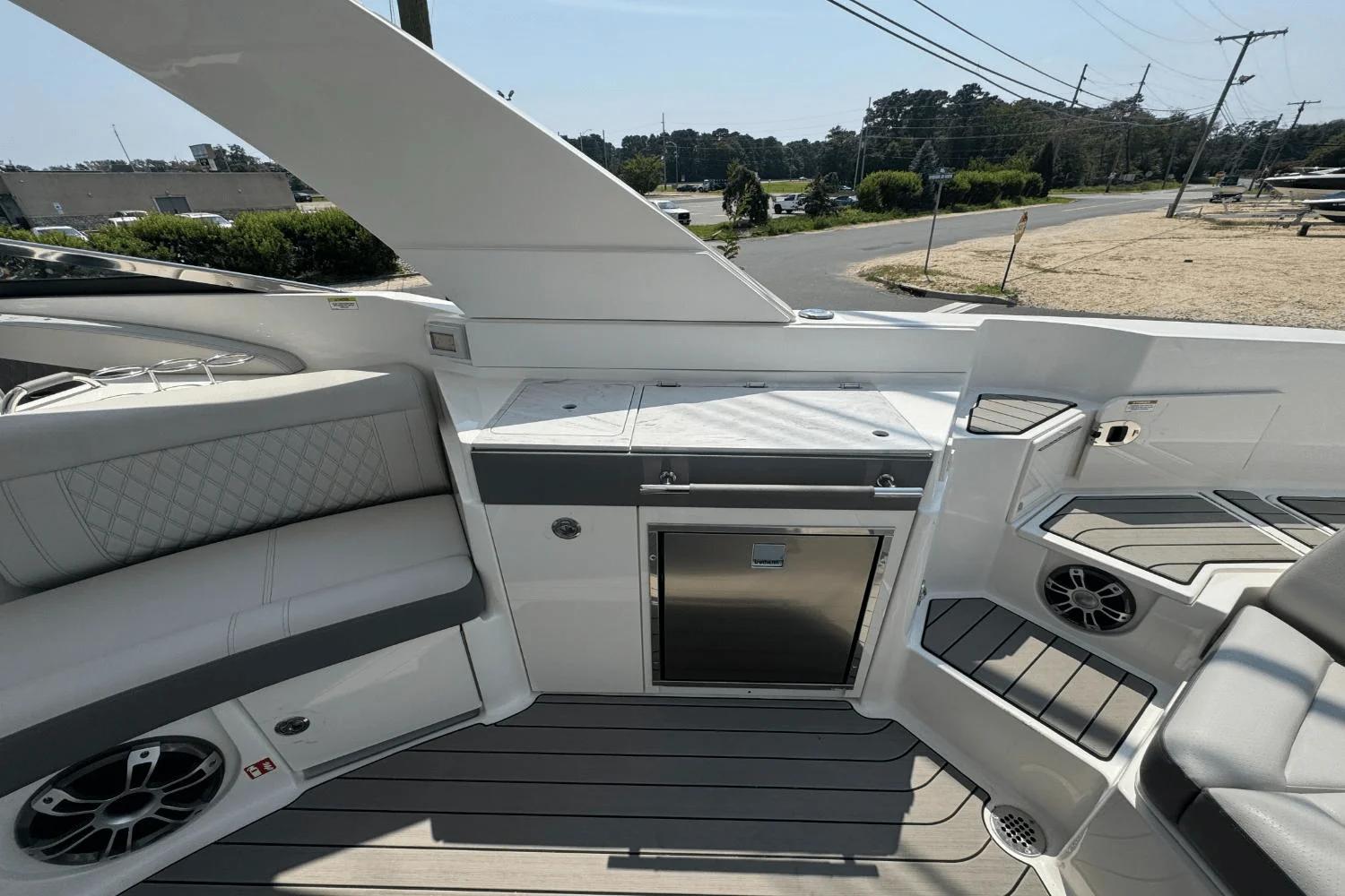 2025 Sea Ray SLX 350 Outboard Image Thumbnail #25